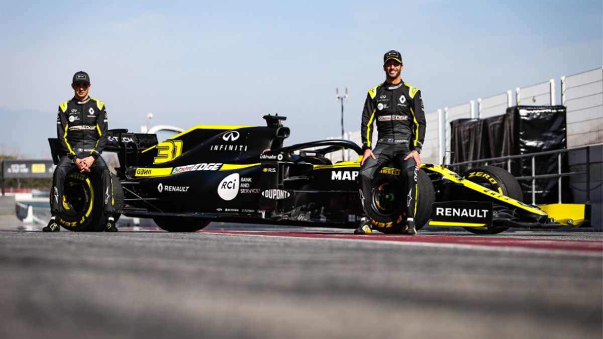 Formule Un Renault et logos partanaires sur fond noir