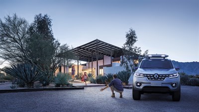Renault ALASKAN Concept - Garé devant une maison familiale - Une petite fille accueille son père