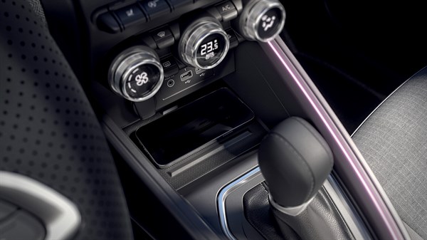 Renault Clio E-Tech full hybrid - accessoires - chargeur smartphone à induction sur console